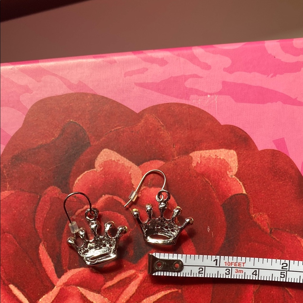 Elegant Silver-tone Crown Earrings! NEW. - Picture 4 of 5